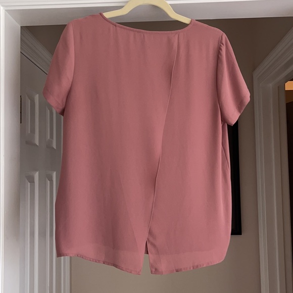 F21 short sleeve blouse with cutout in the back - Picture 2 of 3